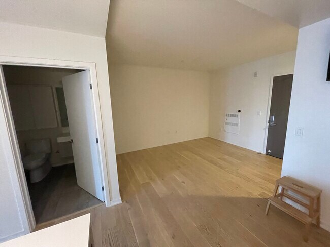 ÉL - 451 Donahue St