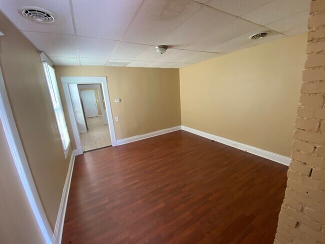 Building Photo - Shotgun styled  home super close to UofL C...