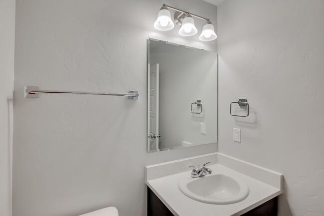Foto del edificio - Because location really is everything! Ambleside Townhomes Now Renting 3 Bedroom Townhomes!