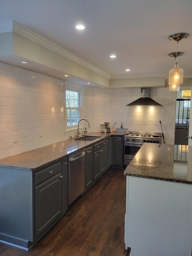 Foto del edificio - 7020 Mayflower Cir