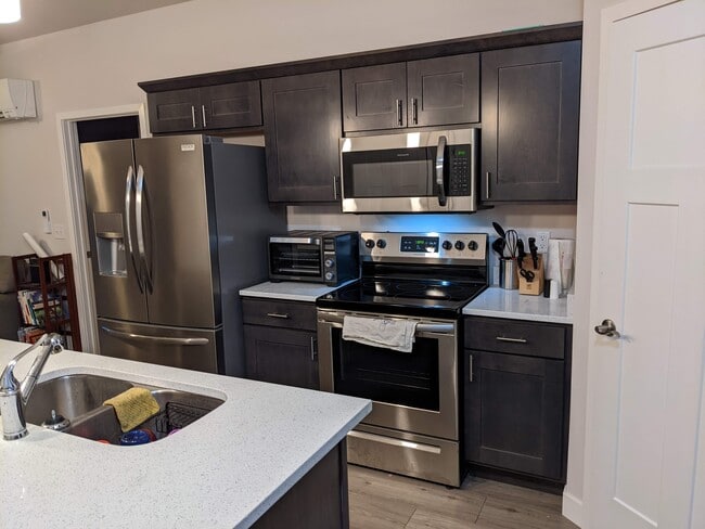 Brand new appliances - 1501 N Windsor Ave