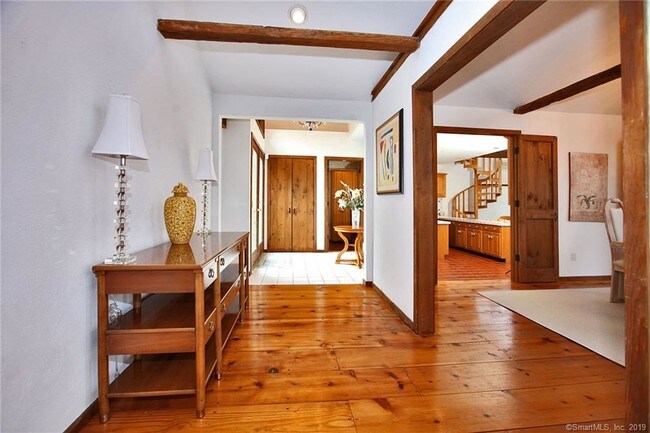 Foto del edificio - 33 Birch Hill Rd
