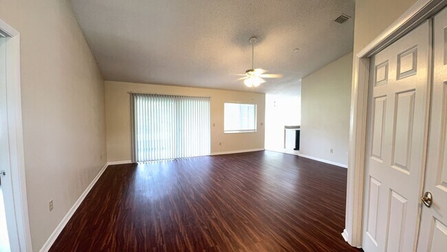 Foto del edificio - Fall in Love with this 3 Bed 2 Bath home i...