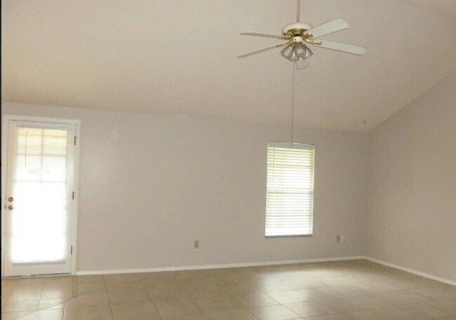 Building Photo - 2711 Pinewood Blvd N