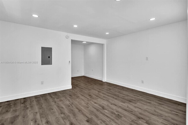Building Photo - 652 SW 5th St