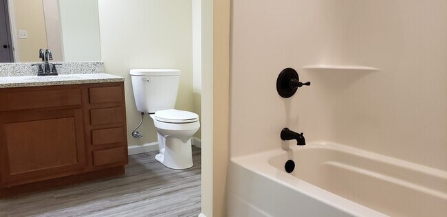 Foto del edificio - Settle in and cozy up in this comfortable lower-level two-bedroom apartment.