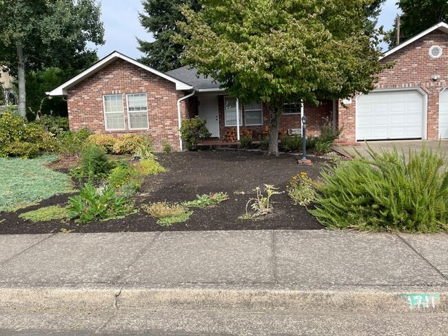 Building Photo - Beautifully updated 2 bedroom 2 bath house!