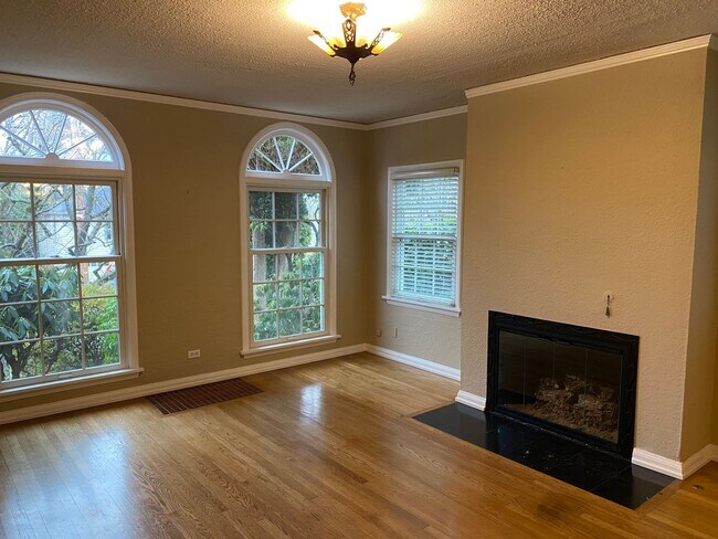 Foto del edificio - Amazing Irvington Charm - 3 bedroom Duplex...