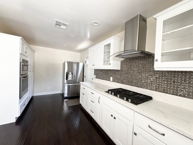 Building Photo - Beautiful 4 Bedroom 3.5 Bathroom Home in t...
