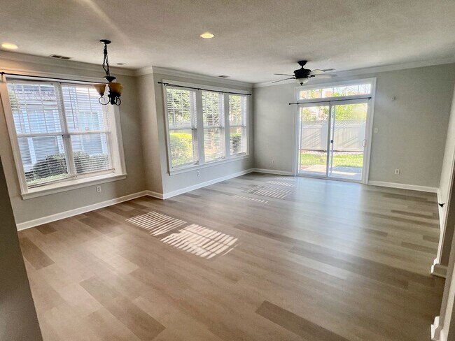 Building Photo - New Flooring and Paint! Updated 2BR Condo ...