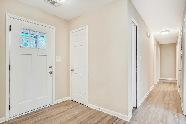 Building Photo - 721 Robin Dr Se