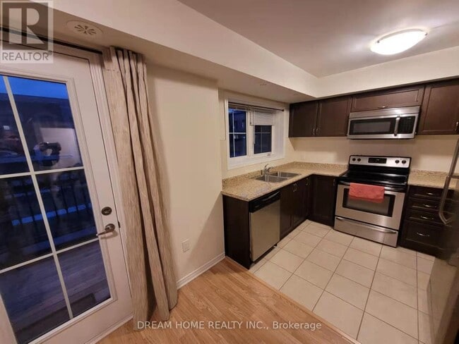 Building Photo - 2441 Greenwich Dr