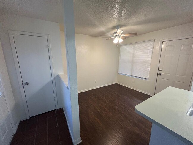 Foto del edificio - 8812 Schick Rd