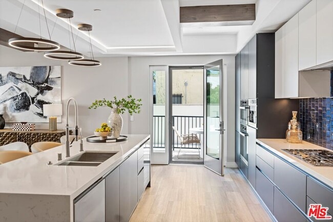 Foto del edificio - 160 N La Peer Dr