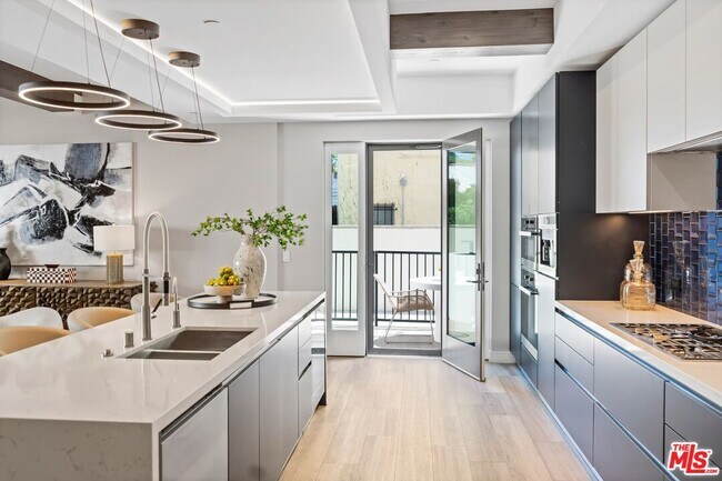 Building Photo - 160 N La Peer Dr