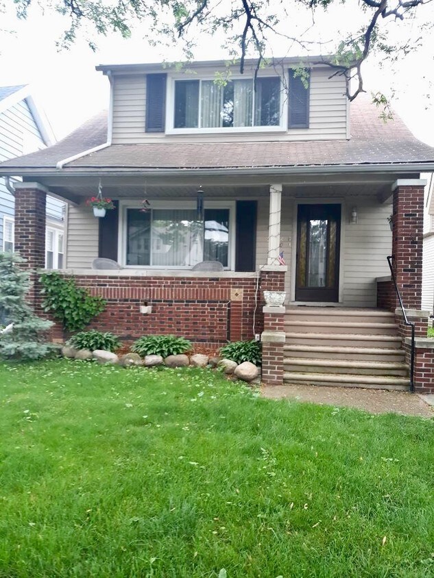 Primary Photo - 1358-1360 Beaconsfield Ave