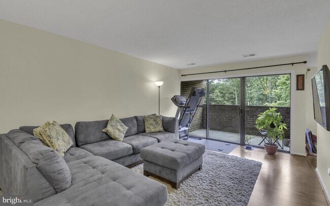 Building Photo - 11232 Chestnut Grove Square