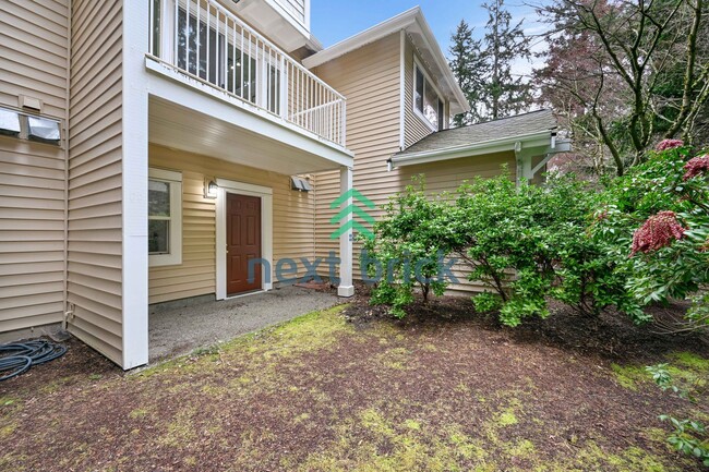 Building Photo - Beautifully updated 2-bedroom townhome in ...