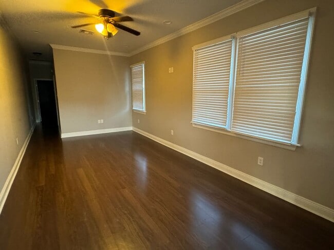 Building Photo - 913 Navarre Ave