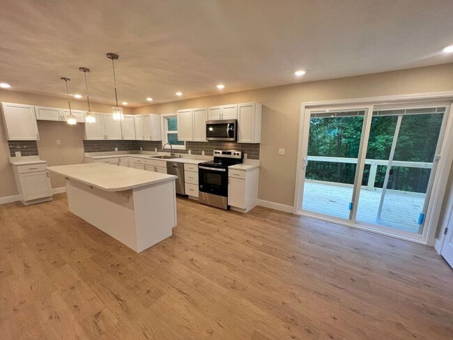 Foto del edificio - Great 4 Bed 3 Bath House In Parkade!