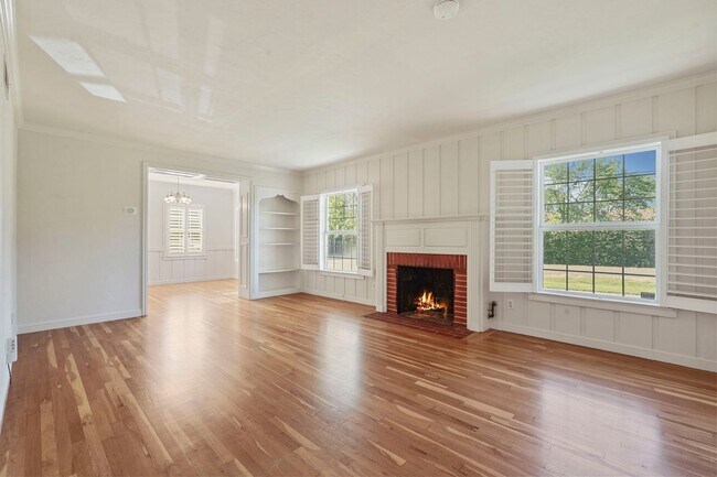 Building Photo - Beautiful 4 Bed/2 Bath Home Available Now!