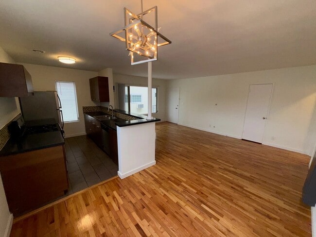 Foto del edificio - 8120 Norton Ave