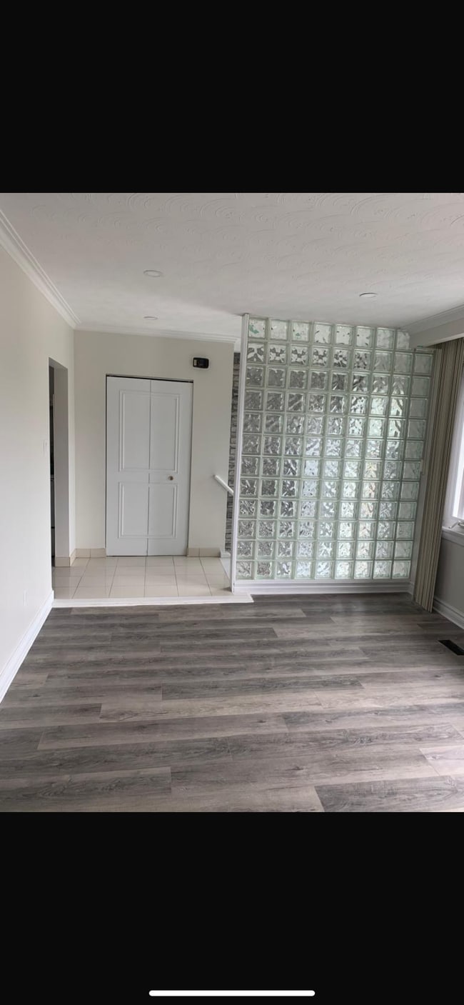Front door area and living room - 20 Newlin Cres