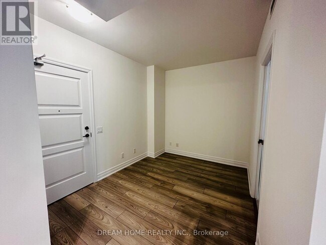 Photo du bâtiment - 36 Elm Dr W