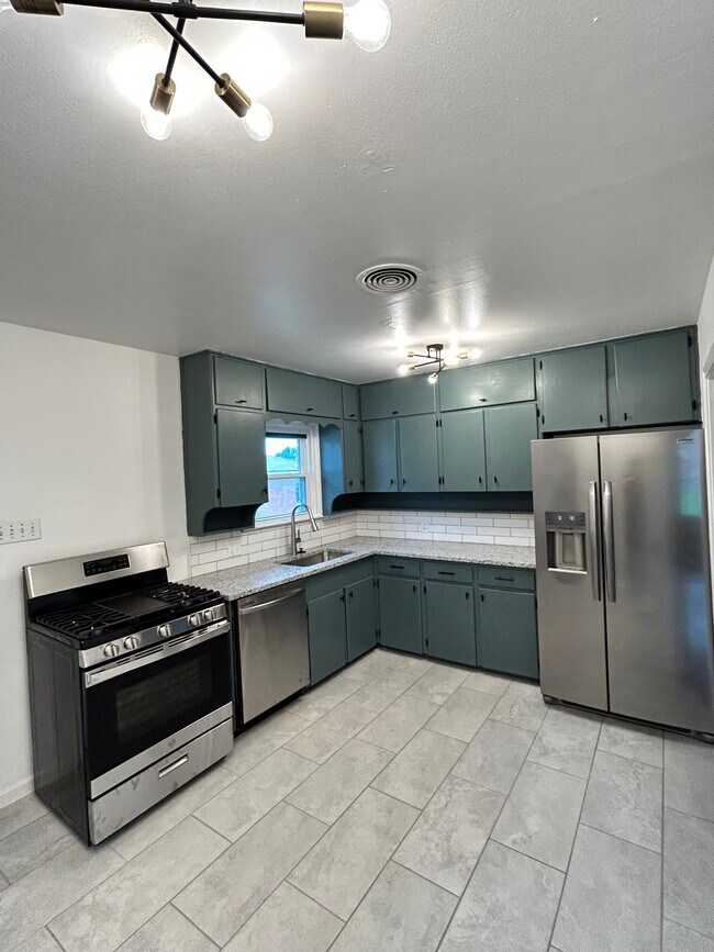 Kitchen - 1755 Mariposa Dr