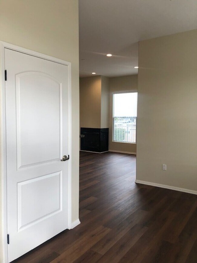 Foto del edificio - Mid Town Ventura Upstairs 2+2 Apartment