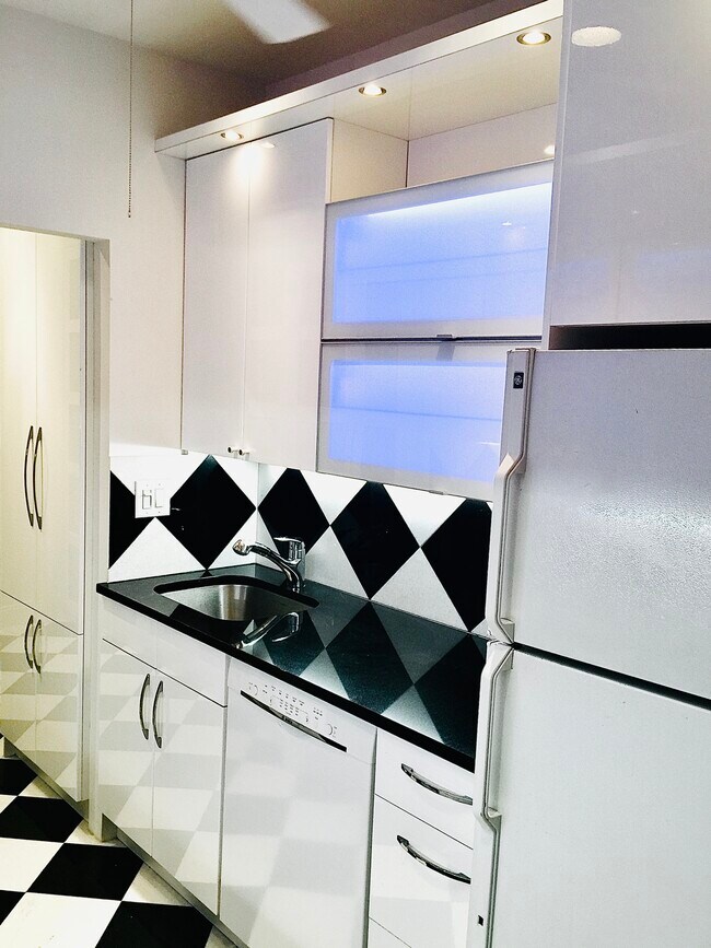 Building Photo - 346 W 56th St