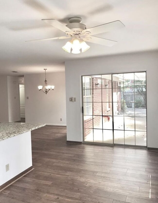 Building Photo - FOR LEASE!!