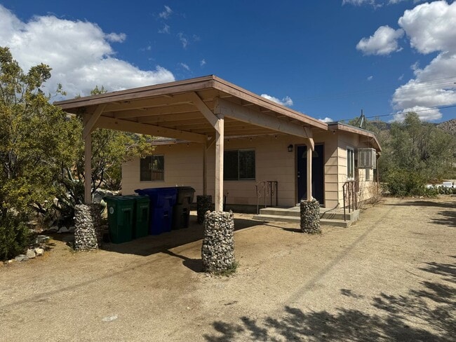 Building Photo - Clean and Lovely 2 Bedroom 1 Bathroom