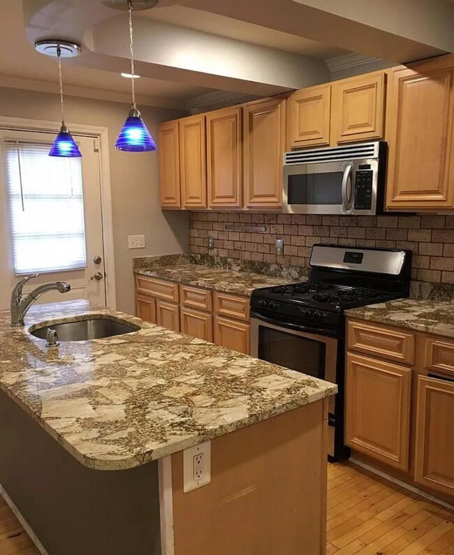 Foto del edificio - 1013 W Cross St