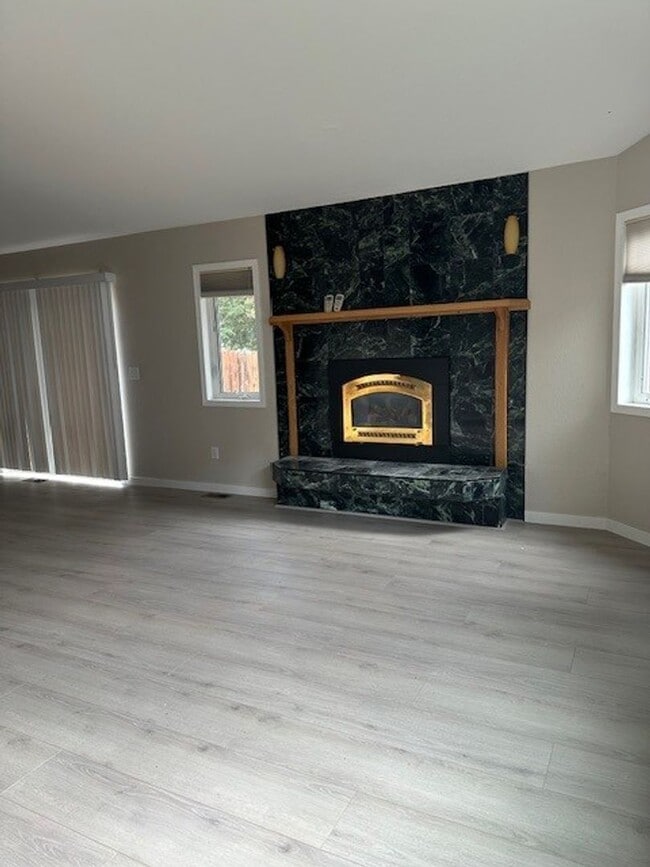 Building Photo - Must See- 3 BD | 2 BA Duplex!