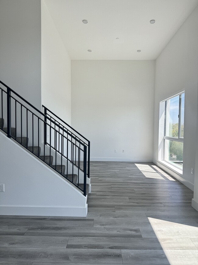 Building Photo - 6535 Melrose Ave