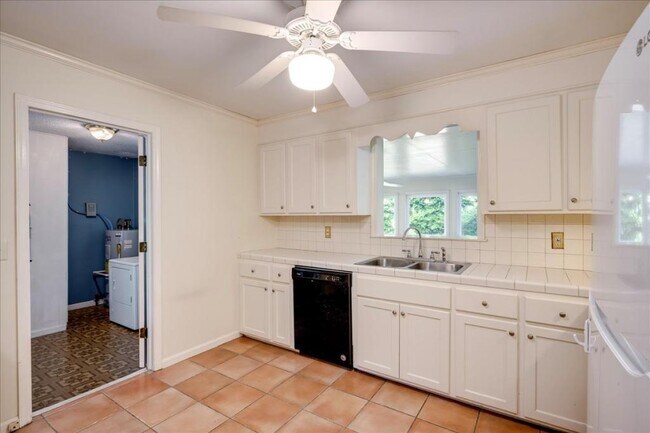 Foto del edificio - 552 Whitehead Dr