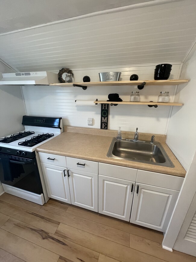 Kitchen - 202 Delaware Dr