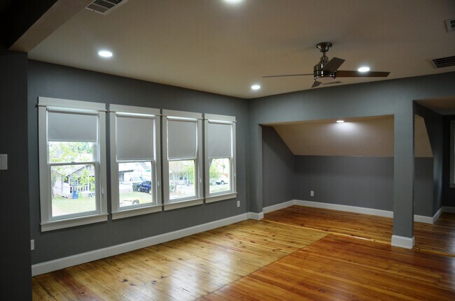 Building Photo - 1013 S Glasgow Dr