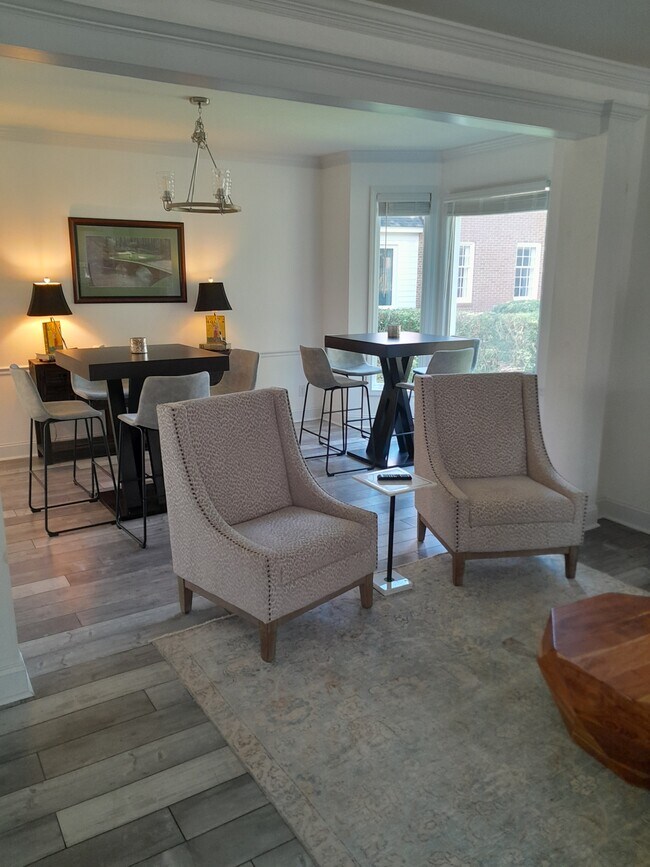 Foto del edificio - 2301 Willow Creek Ct E