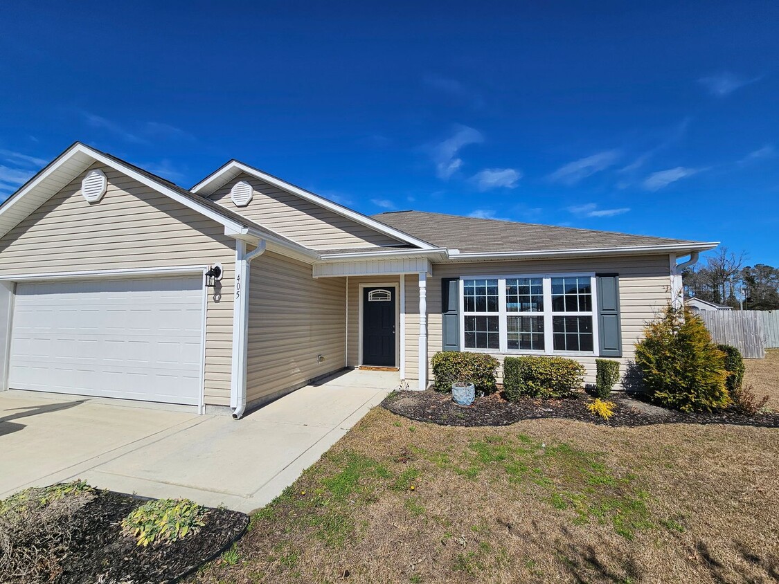 Primary Photo - Spacious 3 Bedroom 2 Bathroom Home on Half...