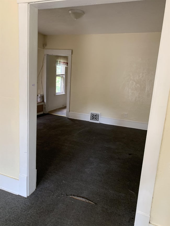 Building Photo - 1318 E 85th St