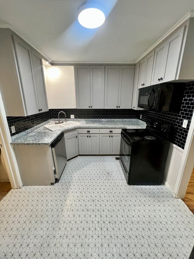 Building Photo - Charming Midtown Bungalow Close to TU, Hil...
