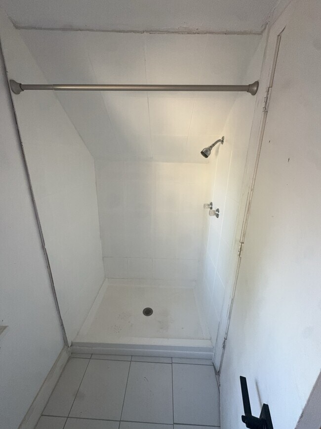 Foto del edificio - 6740 Robbins Ave