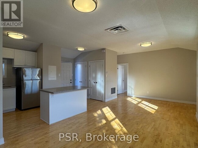 Building Photo - 6 Sutherland Dr