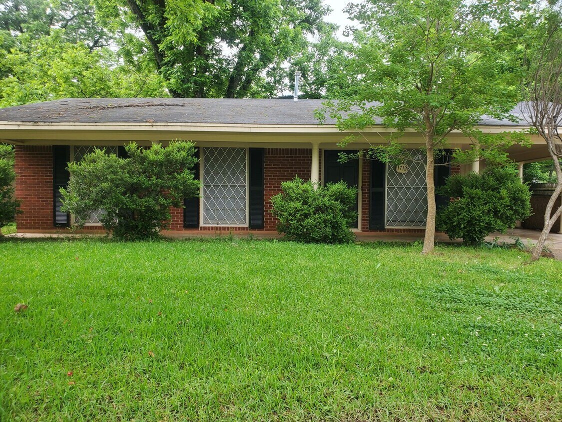 Foto principal - 3 bedroom 1 bathroom in Shady Grove *$300 ...