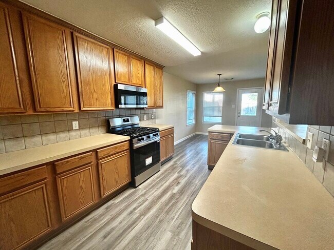 Foto del edificio - 5903 Llano Creek Dr