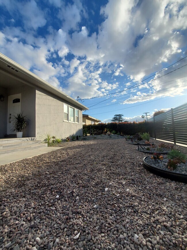 Building Photo - 11216 Greenlawn Ave