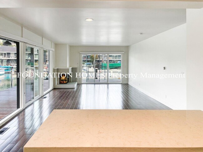 Building Photo - 3 br, 3 bath House - 4 Channel Landling