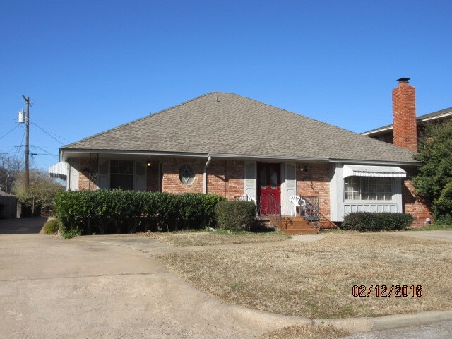 Building Photo - 3615 N Drexel Blvd